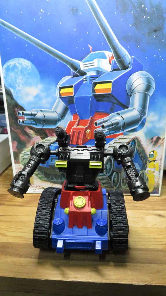 完成すると見えない部分ですが、ボディ内部も作り込みました腕部もキットのままの関節だと可動範囲が狭いので肩はボールジョイント+スイング引き出し式に、肘は2重関節にして、ボップミサイル発射口のある手首は回転するようにしました肩関節が前に引き出せるように砲塔の基部はがっしりするように首はボールジョイントで前後に傾ける事ができるようになど色々考えながら内部構造を作り込みキットのボディの中に組み込んでいきます基本は3Dプリンターで製作、きっちりと動かすことが出来、壊れにくいようにネジとナットでしっかりと組み立てています