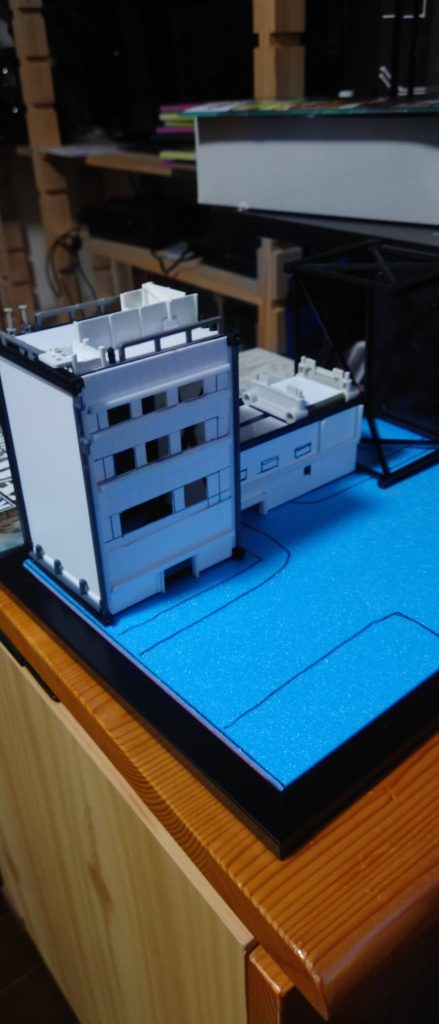 セリアで買ってきたミニチュア用のガレージをとプラ板、家に適当に余ってるプラスチック素材を適当に使って建物を作りました。Nゲージの建物を買っても良かったのですが一回は作って見たかったのでチャレンジしました!