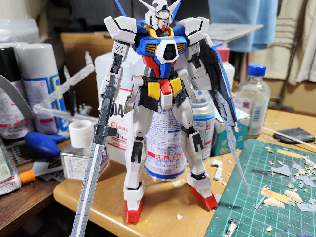 ここからは制作過程になります。今回はそこまで大きな改造はしていないのでサクッと紹介します。今回は前々からMGでやりたかった装甲ごとの色変え、オリジナル武装の作成を行いました。前者については後述します。後者のオリジナル武装については主にシグルソード周りになります。当初は軸接続でも良いかと考えましたが、塗装ハゲ等不安定な点があったので磁石接続という形を取りました。