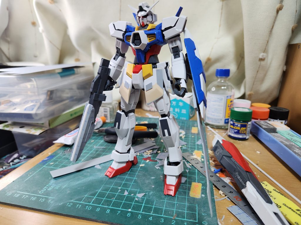 こちらがサフ前の写真になります。今回はHG2つ分以上のパーツの塗装が必要であったのでかなり苦労しました。なので各パーツ、塗り漏れがないようにしましたが結局塗り漏れが起きるという始末……