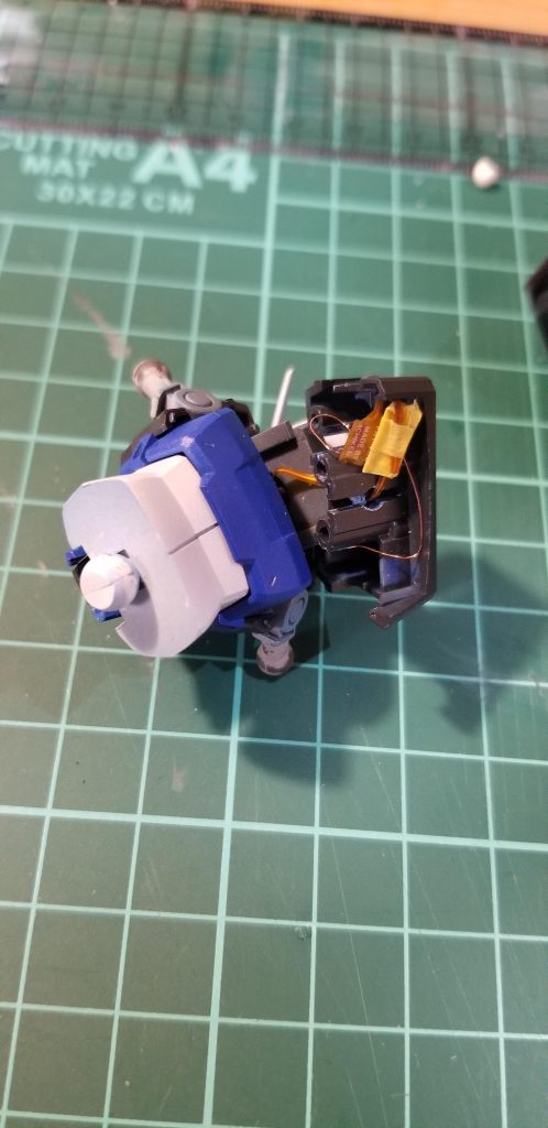 電飾その2バックパックのダボにICソケットピンを仕込み、ボディ内で配線しています。LEDは「FlexiGlow」を使用しました。