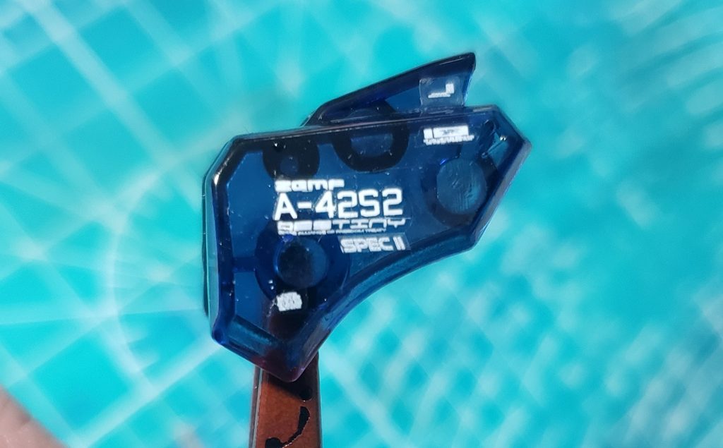 肩のデカールを並べたところ真ん中の、A-42S2は1文字ずつ並べてます