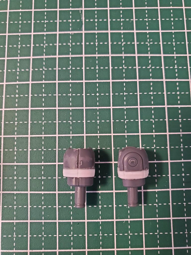 エッチングソーで切断し、もも上の間接をプラ板で2.4mm延長切断後の下の部品はももパーツとの干渉を防ぐ為に、あえて中心より少し後ろ側にずらして接着