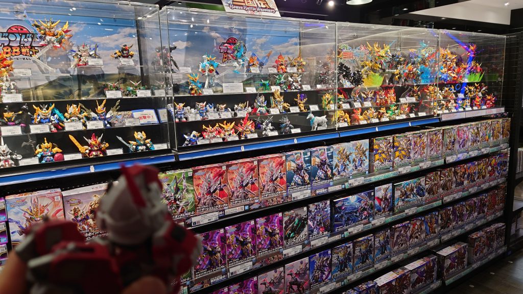 長い、長い、長い時が経ちました。202X年。ちょうど今現在くらいの年です。「扉」は、私の知らぬ間に、いつの間にか、再び開いていました。いなくなったと思われた「ミスク」は復活し、「エバーランド」各地を荒らし回っています。そして、奇妙なことに･･･「エバーランド」に、ログインする人間が現れたのです！しかも、７人どころじゃなくて･･･ずっと、ずっと多く･･･彼らの目的は、あの時世界を救った英雄達とは異なっていました。「ガンプラバトル」。個人の快楽のために、彼らは、「エバーランド」全てをバトルフィールドにしているのです！こちらの世界の住人には、お構いなしに！･･･あぁ。今のあちらの世界は、どうなってしまっているのでしょうか･･･あの時「エバーブック」を託した７人は、今頃どうしているのでしょうか。･･･あぁ。誰か。「エバーランド」を助けてください。私たちの望んだ楽園を、救ってください･･･！（次回を待て！）