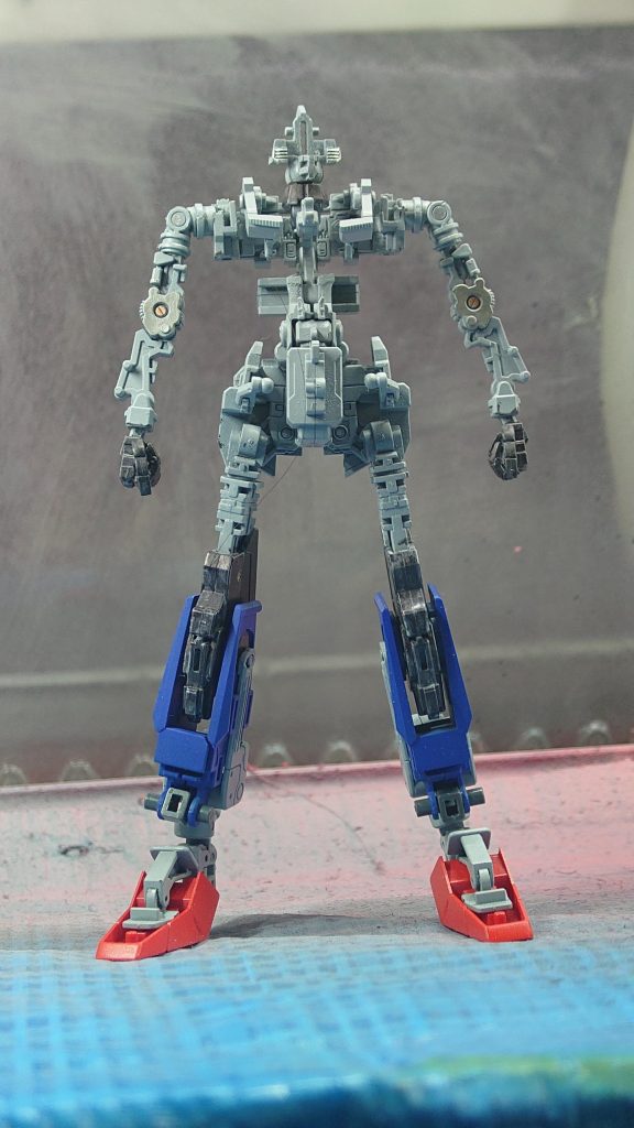 フレーム状態。このキット、発売当時(12年度末前)素組み放置していた物を分解して再度組み上げしております。 今回、金属色にはミスターホビーマーカーメタリックセットを使用しています。塗装面は弱いですが、それを差し引いても超便利！