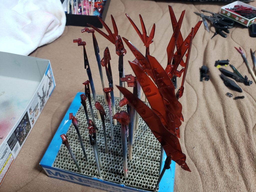 クリアレッドのパーツにスモークを吹いた所SpecⅡらしい暗めな色になったと思う