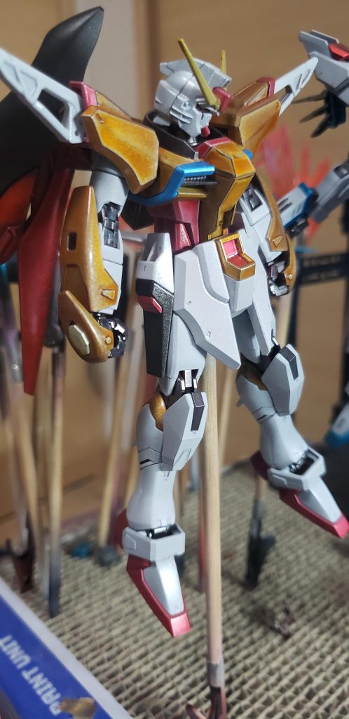 片方だけ翼を作った時のですこういうフェニーチェみたいなアンバランスもこれはこれで良き良き…ちょうどこの時にデカールと細かい色塗りなど思いついたので追加しながら作ってます