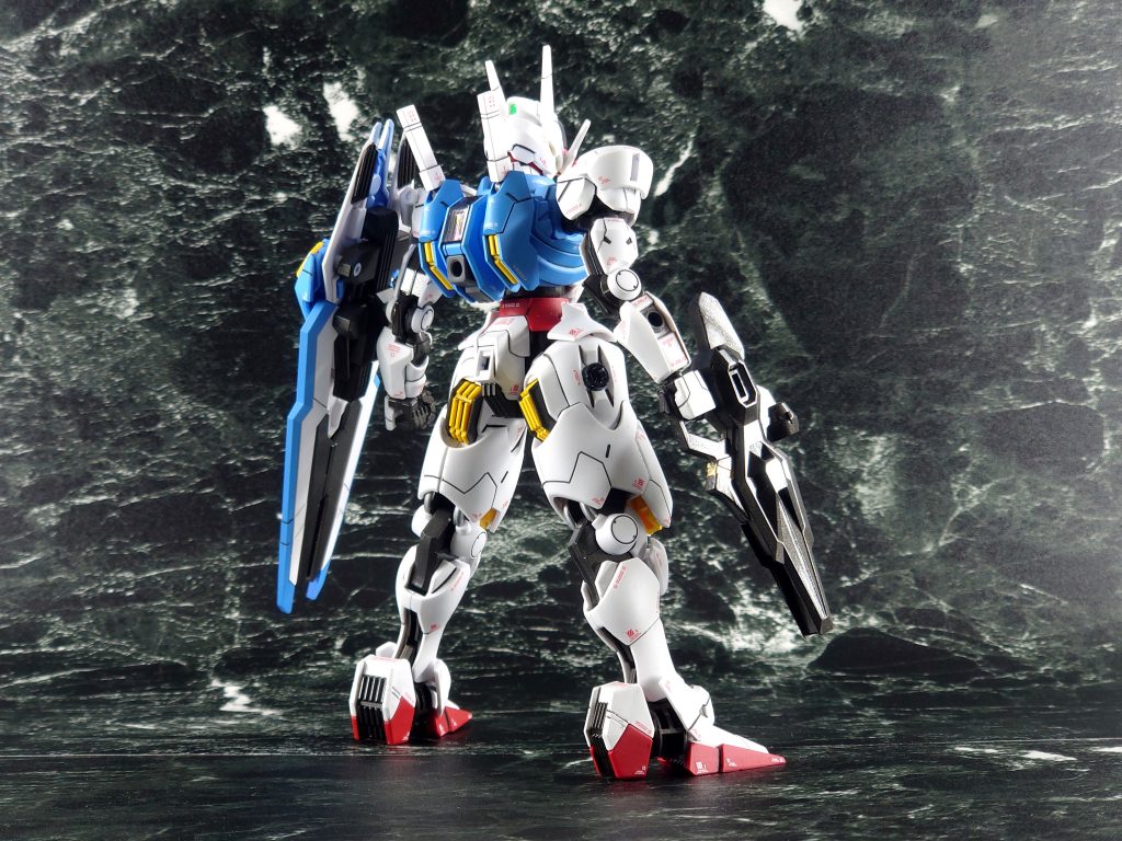 素立ち背面。色分けの優秀なキットでしたが、エスカッシャン上部とかかとのフィン状のディテールは白や赤だったのでマスキングして塗り分け。膝裏の動力パイプらしきものもシルバーで塗り分けました。今見ると膝の黄色のパーツも裏からブラックなり吹いておけばよかったと反省。