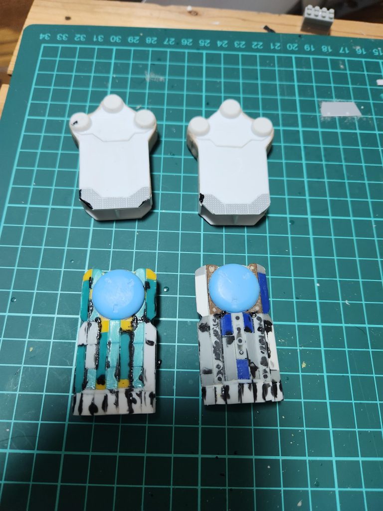 砲撃武器のスクラッチ肩の二連装ビーム機関砲はプラ板を箱組み＆曲面はパテで成形腕の三連装ビーム砲は100均ブロックの斜めパーツがいい感じの角度だったのでブロックを組んで作成、発射口部分はプラ板で作製100均ブロックは形を作る時に結構便利、ただブロック間の隙間を消すのが地獄だったので上にプラ板を貼った方がいい初スクラッチでだいぶ粗い作りになってしまったのが心残り、プレバンでいいから追加武装を販売してほしい