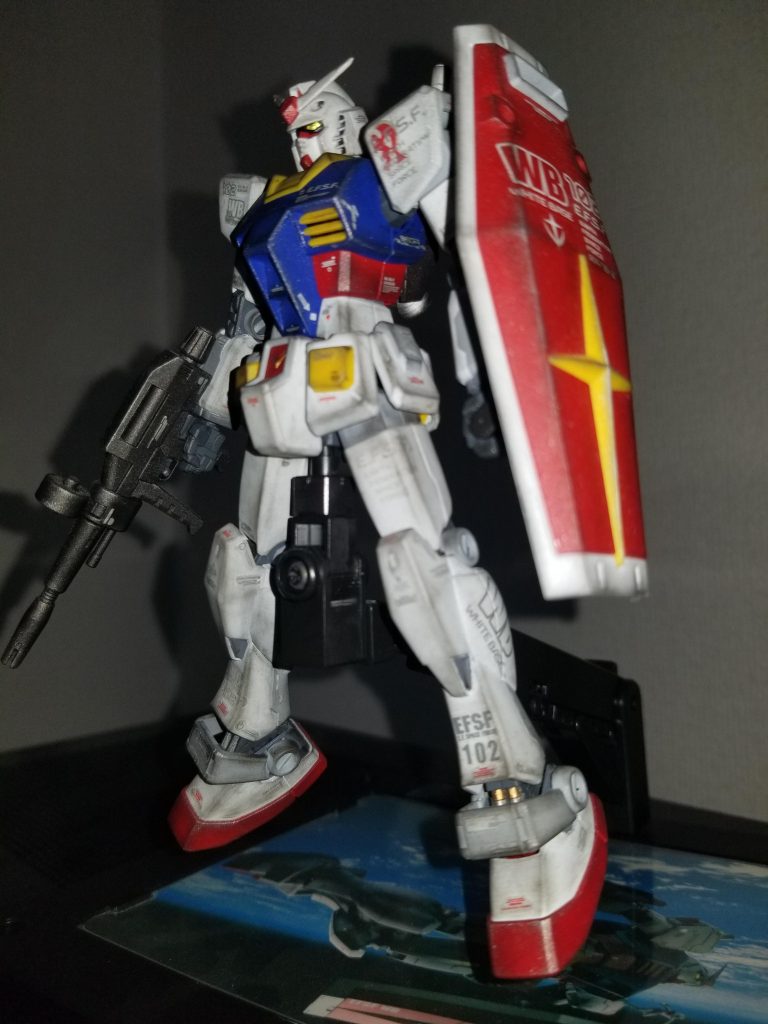 ツインアイはクリアパーツを活かして、裏面にメタリックシールを貼りましたが、光が当たらないと暗いんです・・・