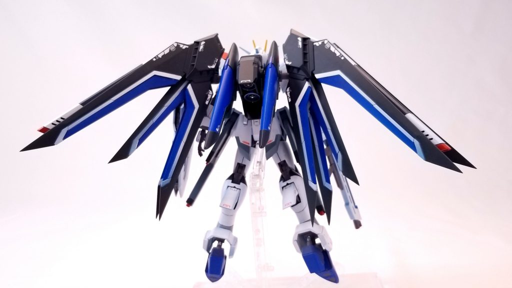 バックショットです。中央スラスターブロックはジャンクのHGシナンジュから流用しました。スラスター中央にはICソケットピンを埋め込みました。翼はマスキングで塗分けしました。