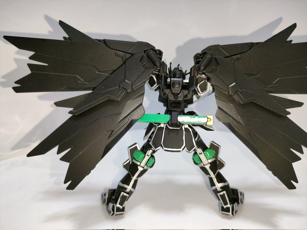 漆黒に染まっているこのマントは、元の神バーニングのような形態には変化出来なくなっているが、代わりに威圧感を相手に与え、防御の効果と衝撃吸収に役立っている。