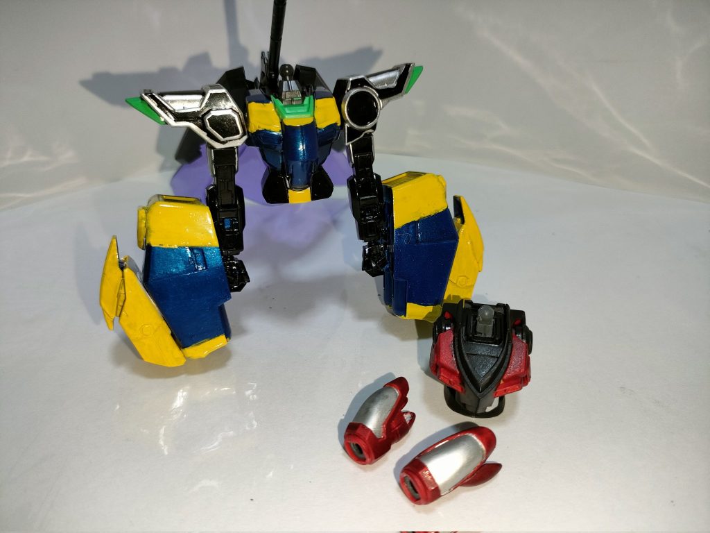 モンスターとブースト単体。ブーストはカミキの胴体と腕だけ色違いにして使ってます。神バーニングと共通だから付け替えだけで簡単です(笑)パイプを作る技術は自分には無いっす(笑)モンスターはカミキの肩、ガードフレームの胴体、ナドレの腕を無理矢理突き刺し、ナックルもヴァーチェのを無理矢理ナックル化してます(笑)