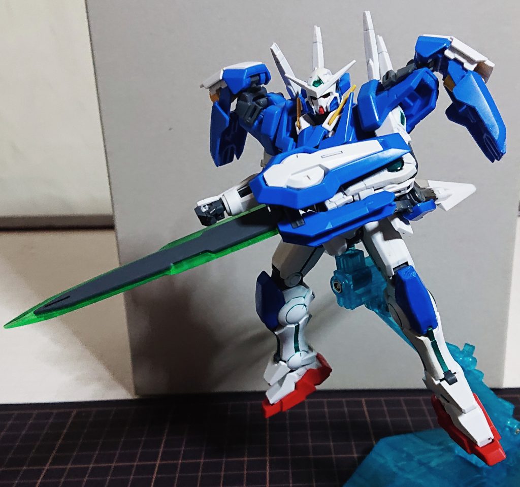 武装はGNソード改、GNソードライフル、GNビームサーベル兼GNビームダガー×4、GNソードⅡ改がメインになります。   パイロットが刹那ではないためGNビームサーベル兼GNビームダガーが腐りがち。ハードポイントをアストレアから2基アヴァランチエクシアから肩、GNドライヴのカバー、00ガンダムから腰の2基移しているので作戦によって装備の変更が可能。エクシアの見た目をしていますが装備面で言えばアストレアに近いですね。