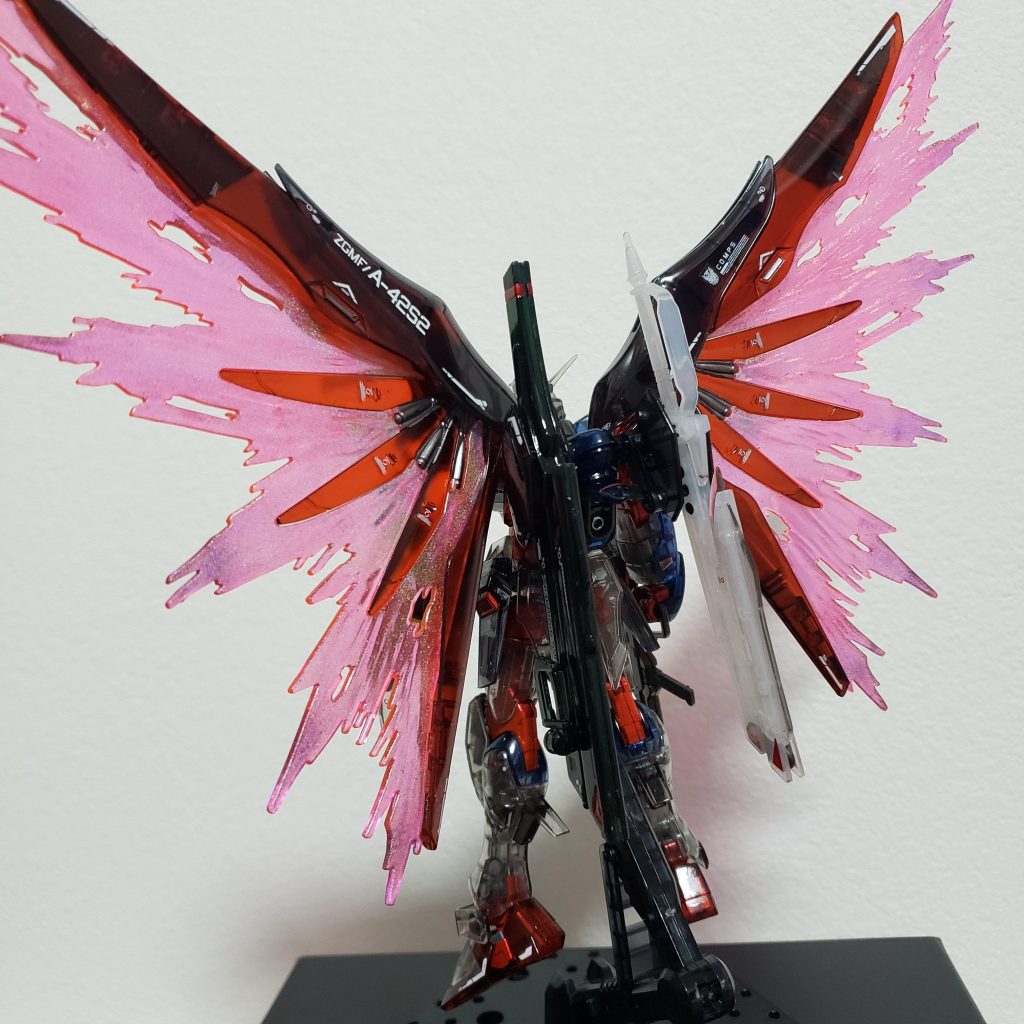 背面ウイングや肩のデカールは基本的に英数字デカールを1文字1文字並べてやりました。正直、これが一番時間掛かった…特に「COMPS」とかデカールを切り出すのも一苦労…