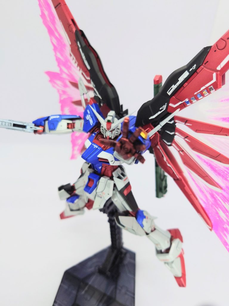 カラーレシピは色々混ぜすぎてメモ忘れてました。最大稼働状態の関節は、プライマー→エヴォブラック→スターブライトゴールド→ディープクリアレッドで塗装してます。あとはプレバンのHGCEのクリアカラーとならべて分身させます。