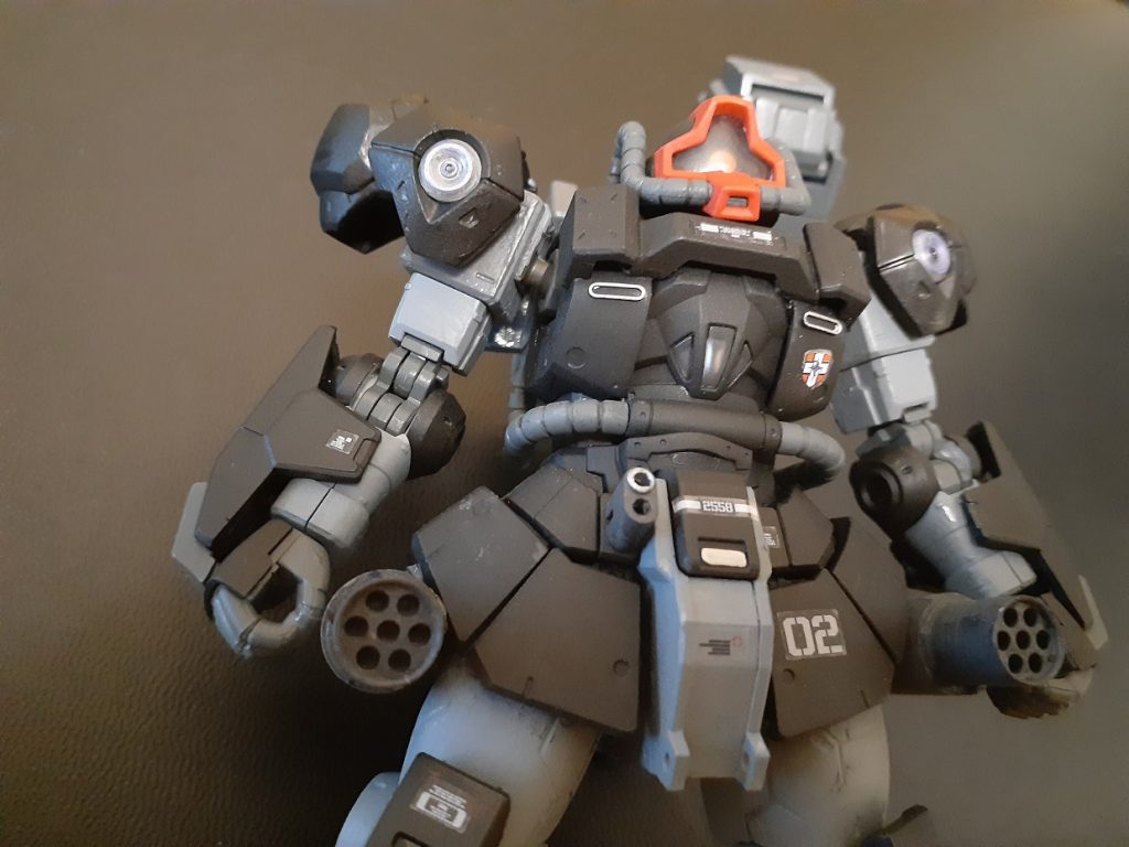 ザクのまんまの上半身は貧弱なので、少々盛りました。ヘソのバルカン、腰のロケットポッドで火力もマシマシ。