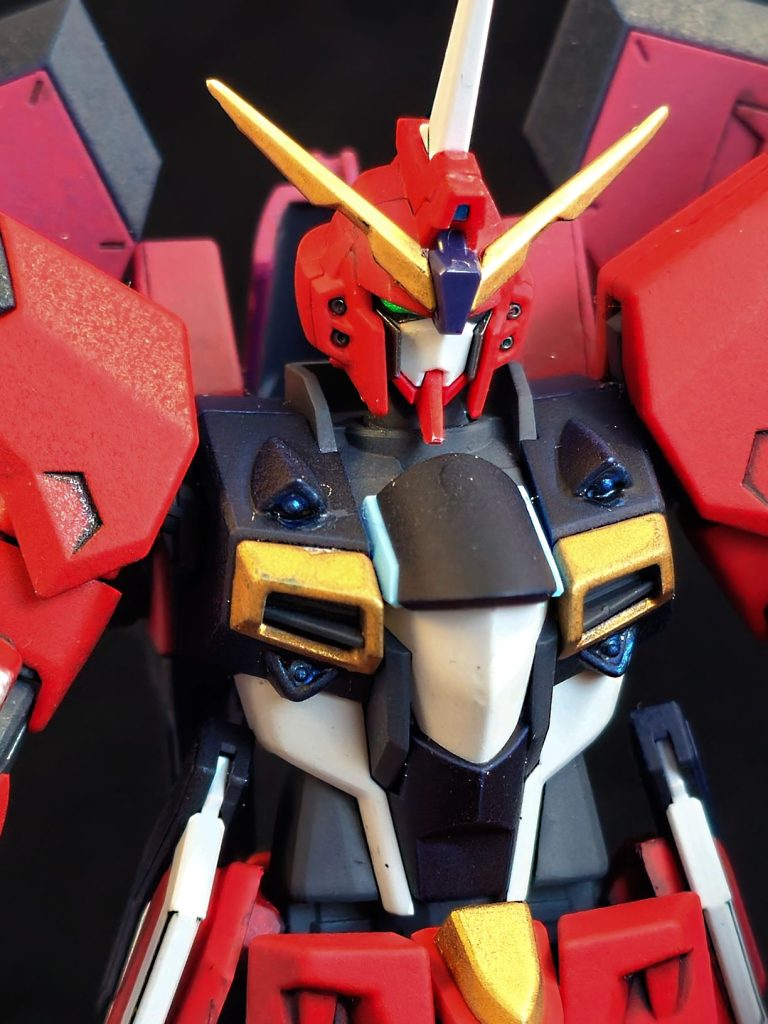 やっぱり口は赤い方が「ガンダム」っぽいと、勝手に思ってます。あとは平成のガンダムシリーズ(Vやアナザー)をたくさん見てきた世代なので、ゴールドパーツがある方が自然な世代です(笑 地味ですが腹部もピンクから白に変えてイメージを変えてます。