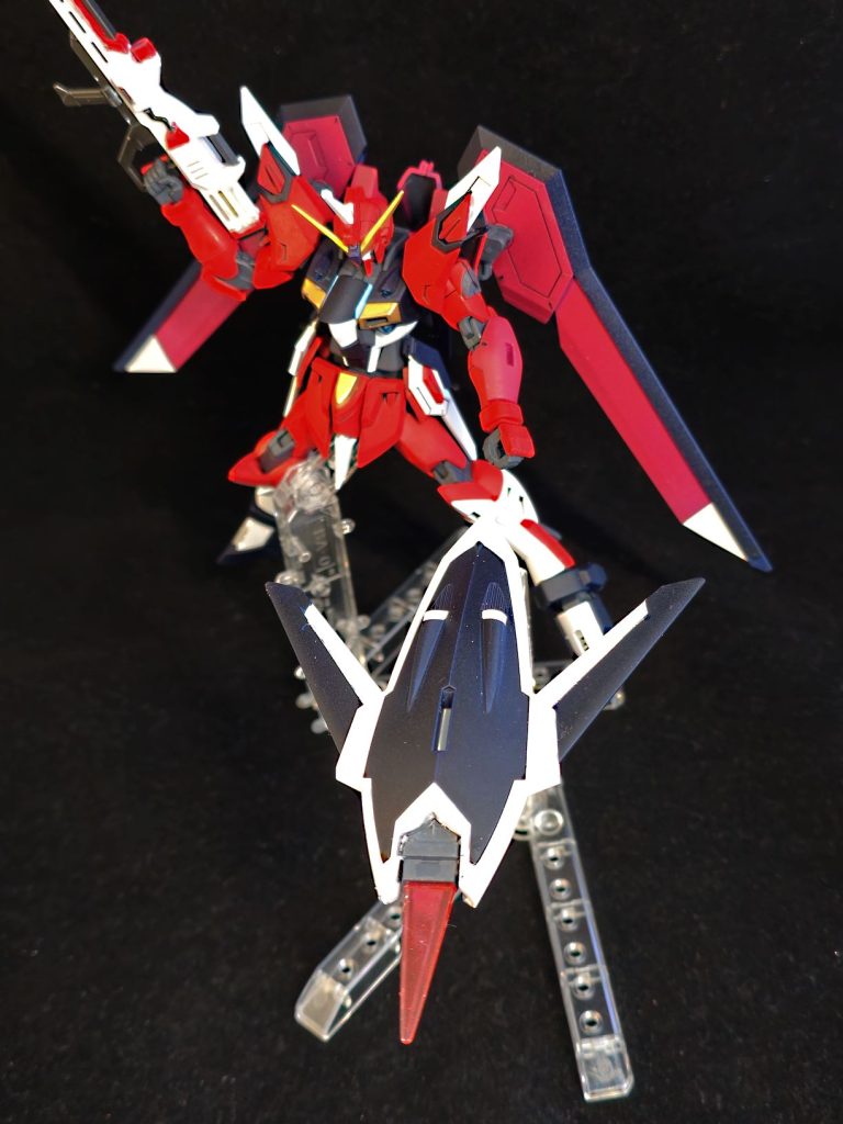 ビームライフル、頑張って塗り分けたのですが甘いですね。というか、これだけキット本体の色分けが十二分なのに武器類が未だに手抜きになるのは、価格上仕方ないんですかね?シールドは塗り分け頑張れたと思います。