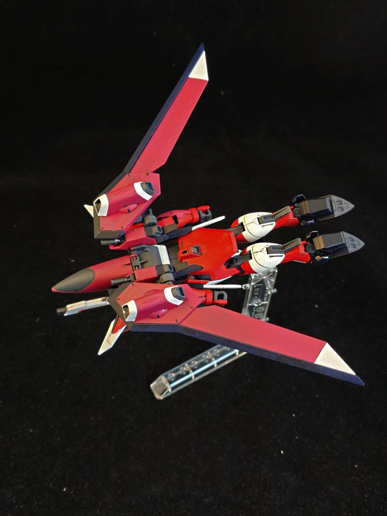 飛行形態です。機首っぽい部分は敢えて塗り分けてみました。