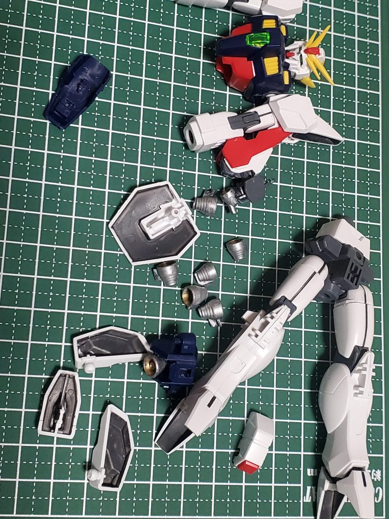 気になるゲート跡修正したりバーニアや装甲裏筆塗りしたり