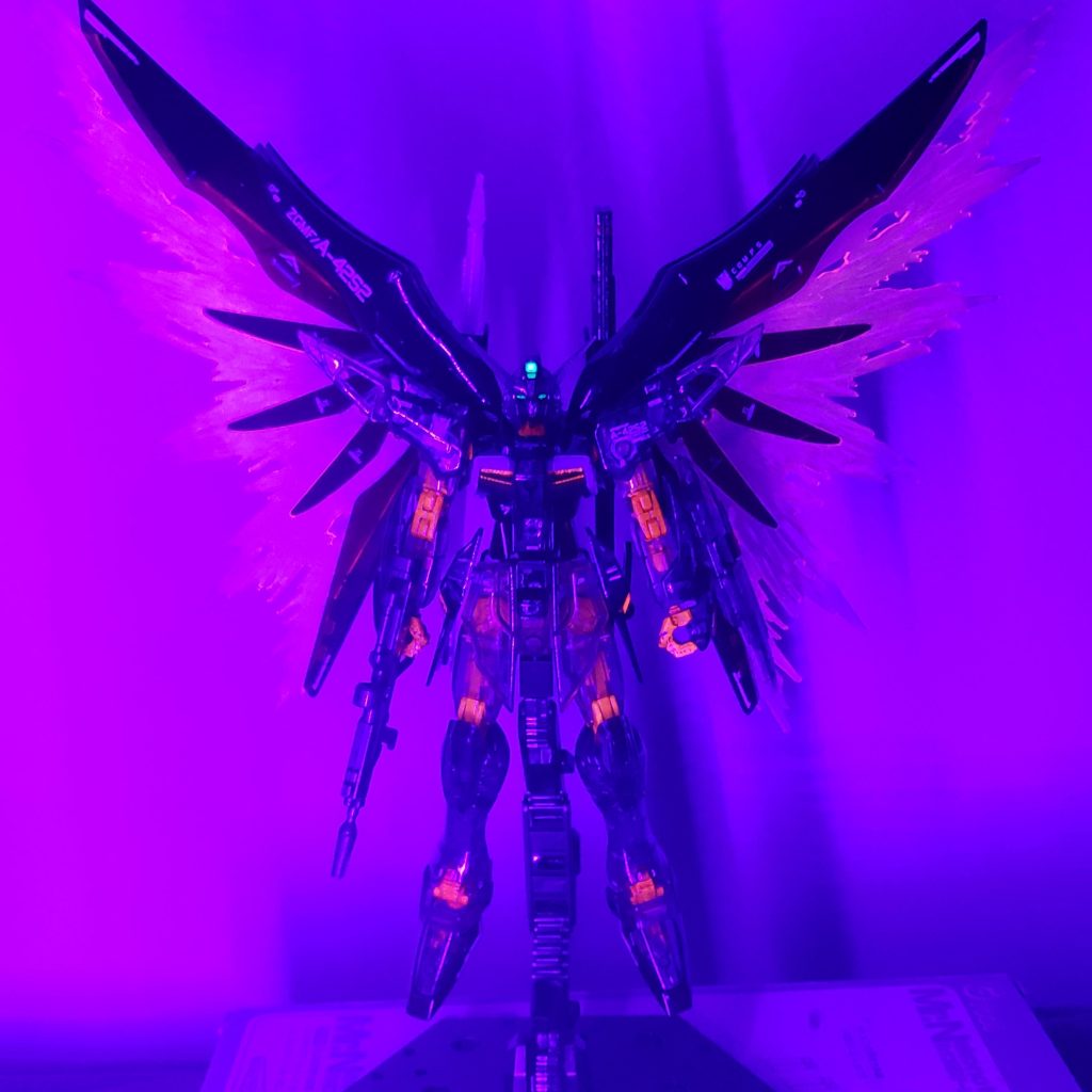 普通のガンプラでは見えなくなる部分が見えて、それもライフリ等のクリアより透明度が高いクリアな為、全身のフレームが最大稼働で赤く発光しているというのを凄く表現しやすいキットでした