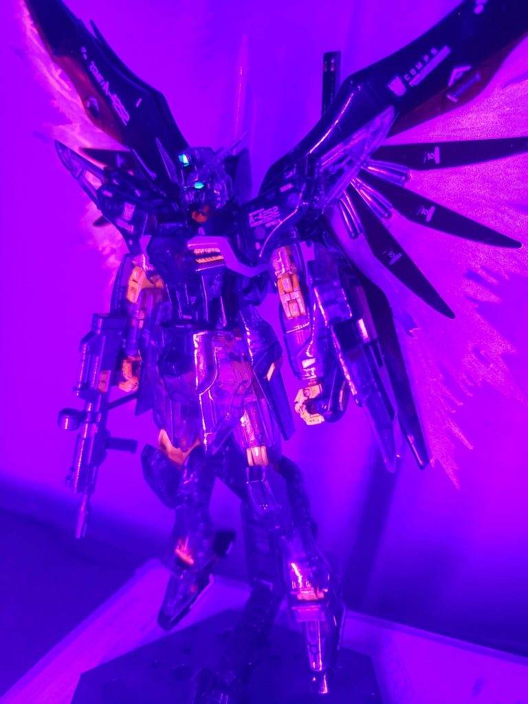 室内の照明を消した状態フレーム等が反応してるのがよくわかる