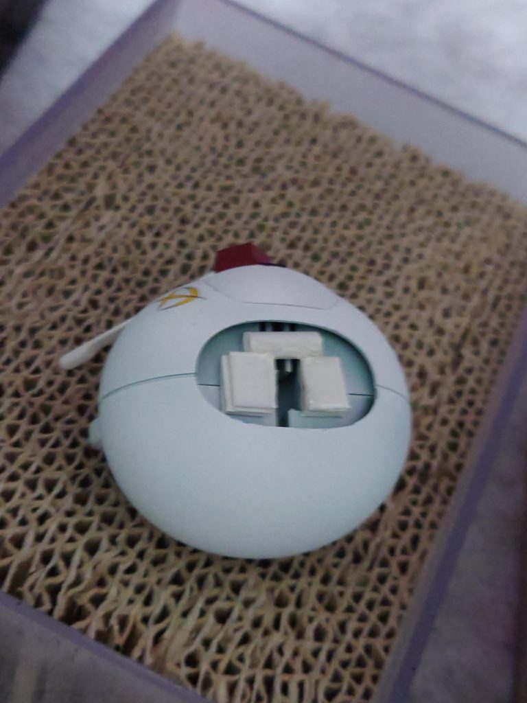 プチッガイの頭は少し奥まった所に接続部分があります。そのままだとガンプラくん胴体が沈み込んでしまいますので、ランナータグを切ってかさ上げしました。胴体側のボールジョイントよりちょっと狭い位置で付け、ボールジョインの受け側にします。最後までご覧いただきありがとうございます。