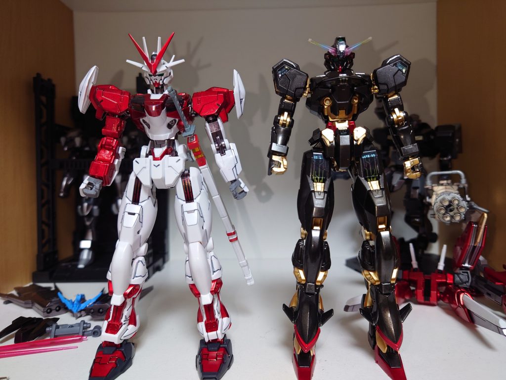 エアリアル改修型（膝下アストレイ）と並べてみると天ミナの膝下はウイングが少し過多気味なような気がしますね脚は太く長くスッキリしているのが好みなので、アストレイ種の脚は重宝します。