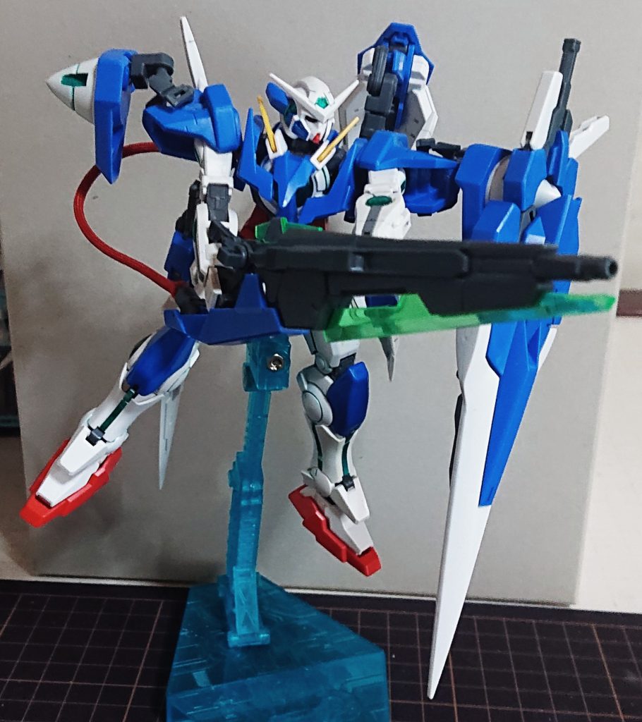 GNソードⅡブラスター本機のメイン装備。本機のメインパイロット用に調整されておりサイコフレームの効果も相まって本家より高い威力と命中率を誇る。非常時にはパイプをパージできる。GNバスターシールドGNバスターソードⅡであるが、シールドとして用いることが多い為にこの呼び名になった。前面に広域GNフィールド発生させることが可能で防衛任務で活躍した。