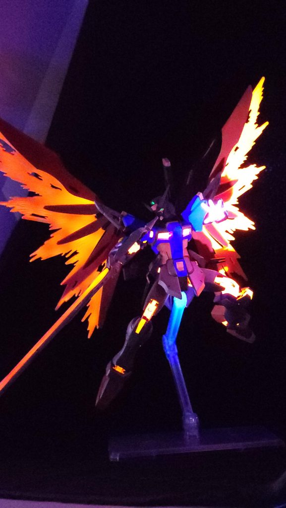 ブラックライトのみ手のひらのパルマフィオキーナは、エフェクトを付けずに発射直前のイメージで蛍光レッド→蛍光クリアーを塗りました