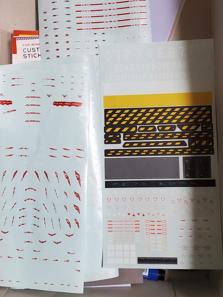 使った百均マーキングシール達。ディスプレイベース専用シールの方は以前のモノよりちょっとゴツいかな？