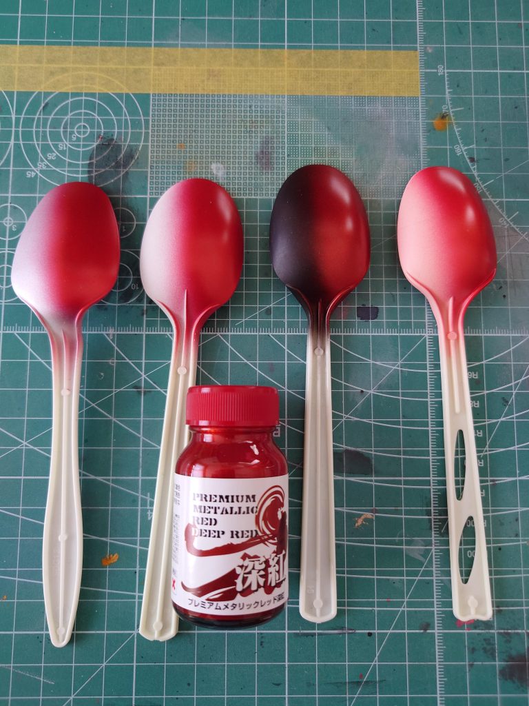 ガイアのプレミアムメタリックレッド深紅が手に入ったので試してみたいと思い、ちょうど積んであったMGシナンジュに塗装してみました。あまり情報が無く下地をどうしようか迷いましたがやはり黒サフがしっくり来たので下地は黒サフで決定。写真は左からシルバーサフ、クラフタサフ、黒サフ、ピンクサフです。 