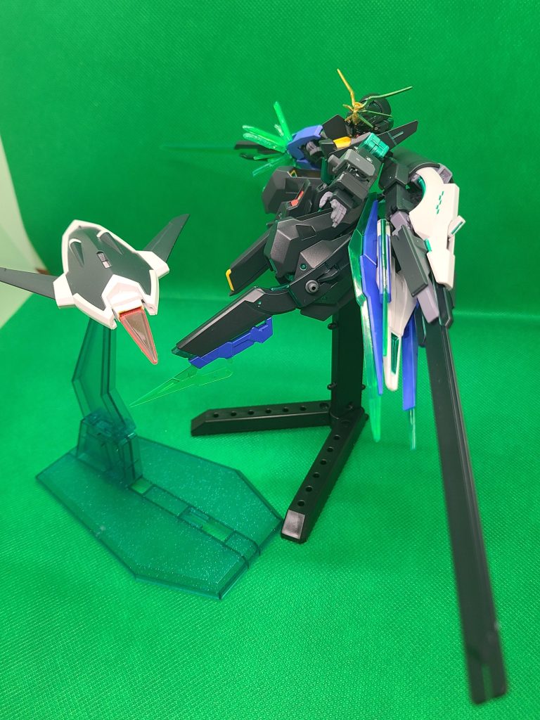 GNシールドと合体させたコンポジットウェポンは腰部に移動しました。GNドライブでの推進力確保の他、MSGのクネクネするジョイントを折り畳んだり伸ばして自由度が高いので攻防面でも全方位をカバー出来ます。