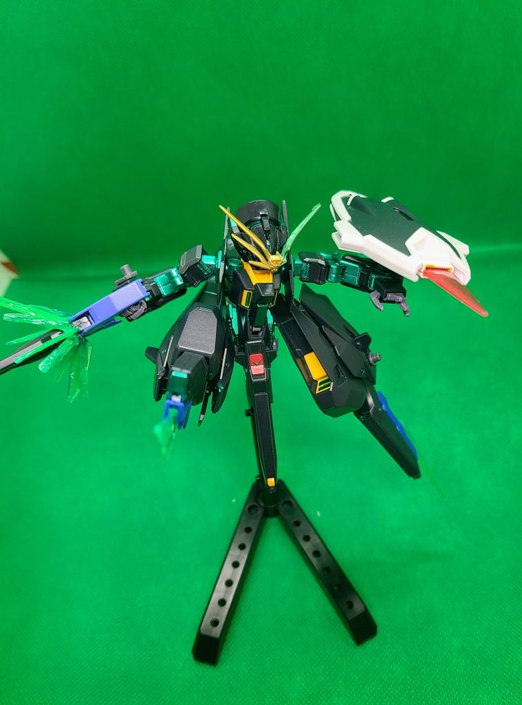 脚部に装備した結晶刃での蹴り上げやシールドから展開したビームサーベルで急な近接戦も対応可能。