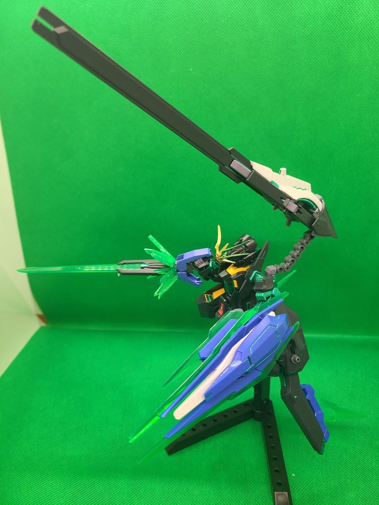 逆手で構え難かったりですが装備を分離装着した射撃形態です。腕と足に3㎜ジョイント系の拡張性を追加してます。モリモリにする前のシンプルな素体的な感じになりますね