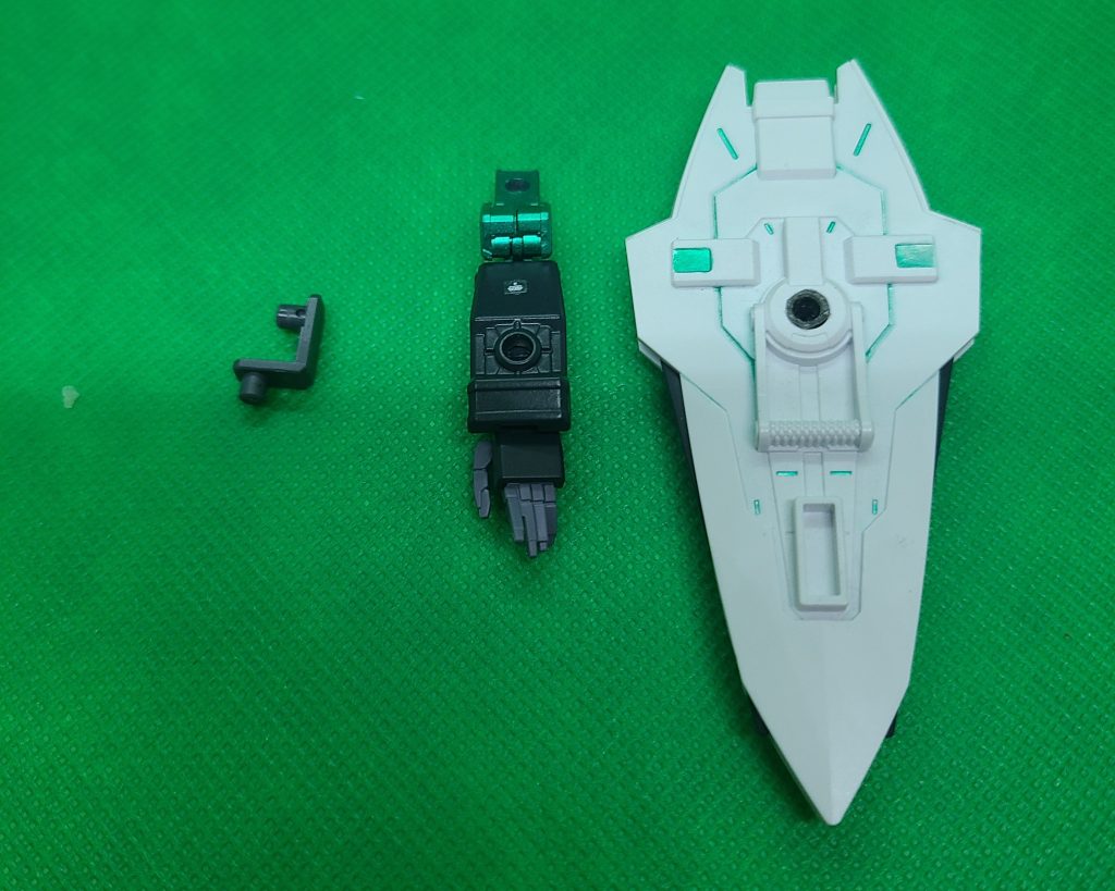 簡単にですが腕の拡張性はアストレイから腕のパーツを貰ってミキシングしました~。また、盾の穴を3㎜ジョイントに合わせるために詰めるパーツも変えました。個人的にイモジャの盾が好きなので付けちゃいました(笑)個人的な設定的に連邦とかジオン関係無いんだけど連邦タグ付けちゃって良いのかな?とりあえず付ける!