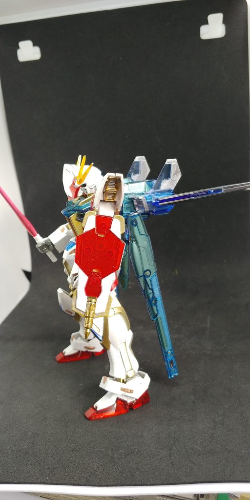 クリアパーツをどう塗装したらいいか分からず、内側にゴールド又はメッキシルバーにしました