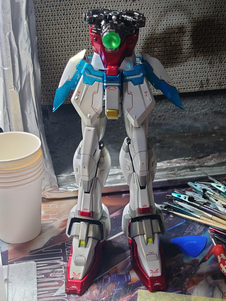 色を変えながらキャンディーメタリックのテカテカ塗装に。白部分は偏光塗料でゴールドが浮かび上がるように