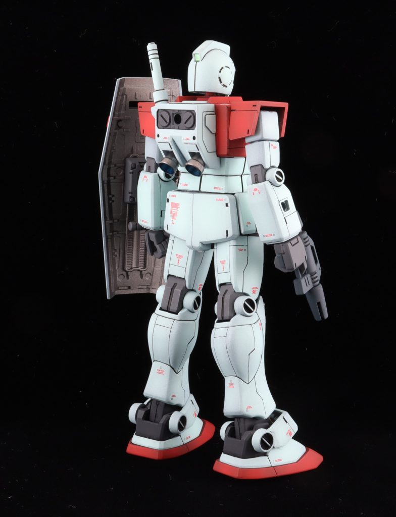 以前EGガンダムとミキシングしたのですが、頭部と胴体のバランスが悪い気がしていました。この素ジムらしいプロポーションがとても気に入っております。