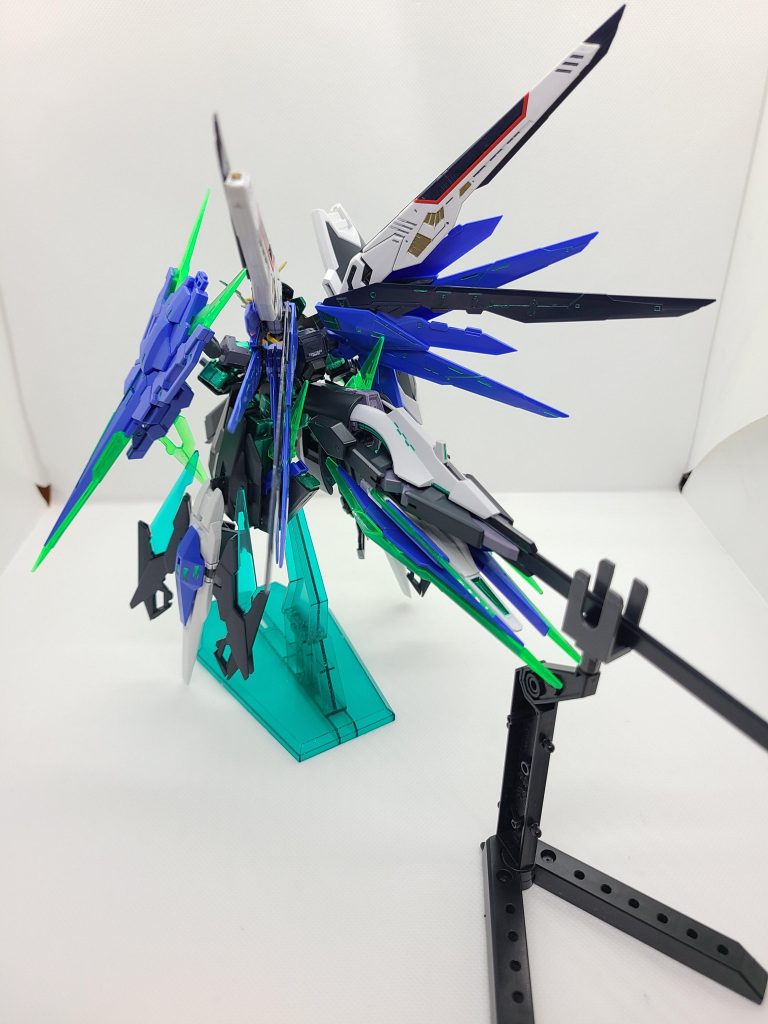 凄まじくトゲトゲしい後ろ姿になりますね(笑)フリーダムの羽をRGにした理由はウーンドウォートの背中の加工の際に、スラスターの細長い部分をくり貫いてバックパックの凸部をちょっと薄くすると入りそうだったので使用しました。また、足を折り畳んで増加ブースター兼武装になります。