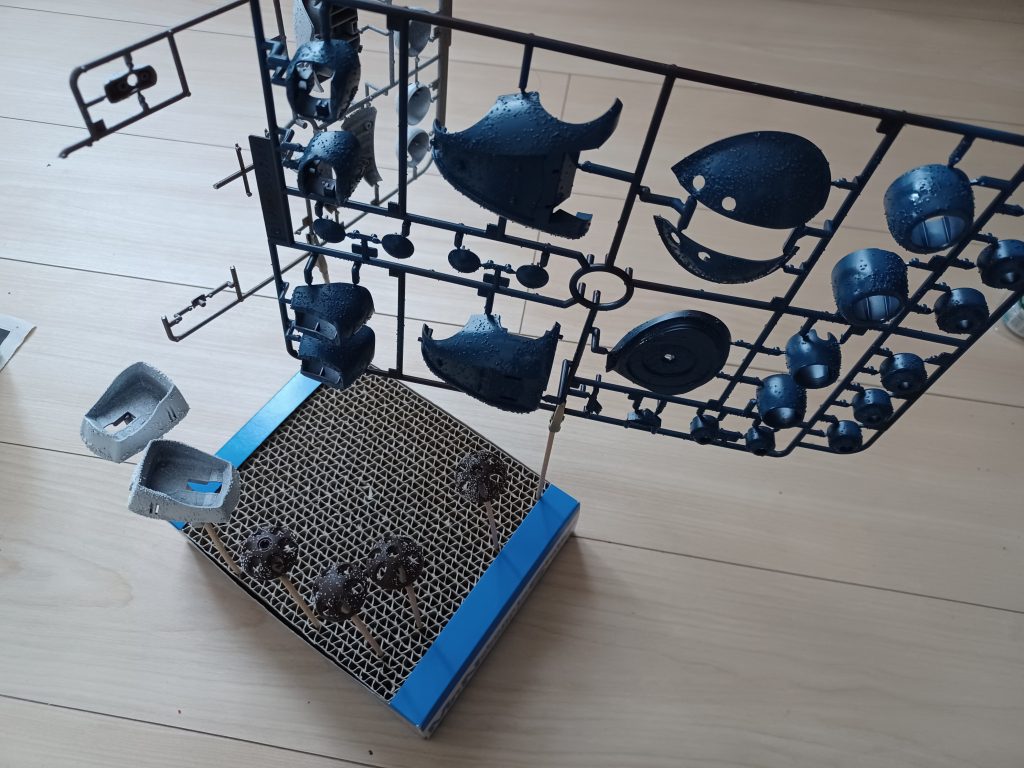 今回も前回のゴッグ同様、らいだ~joe式お手軽製法に則り、水性ホビーカラーを使ってやってみる♪①ランナーのままイージーペインターで下地塗装。②ケープを吹き付ける。③予め砕いた食塩を濡れたままの②のパーツにパラパラと振りかけて、塩まみれに♪④ケープが乾燥したら、イージーペインターで本塗装。