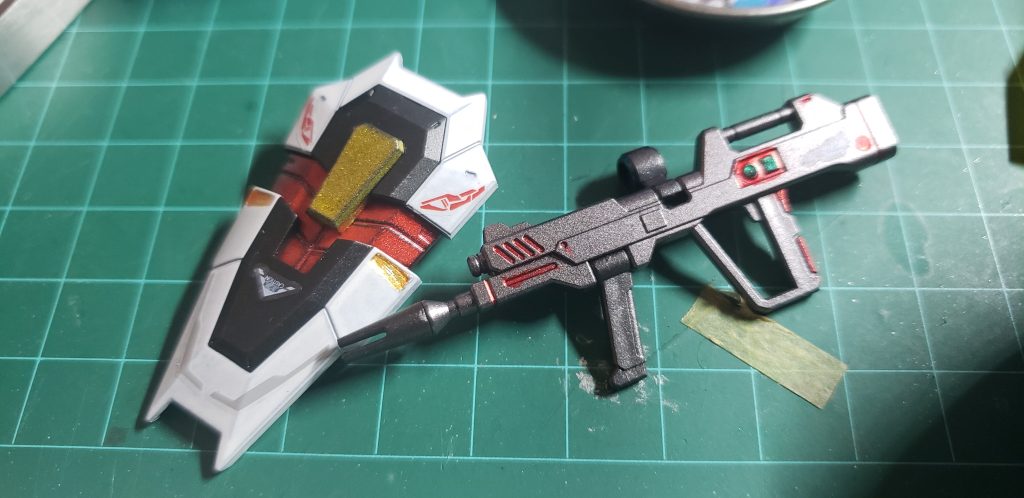 個人的に1番精神をすり減らした武器(ライフル)になります…ベースをヘビーガンメタリックにして溝や細かい所をロイヤルメタレッド、コスモメタブルーで筆塗りしています!ここが1番苦しかったwそもそも筆自体が学生時代から使うの苦手でして思うように綺麗に塗れなかったんですよね…