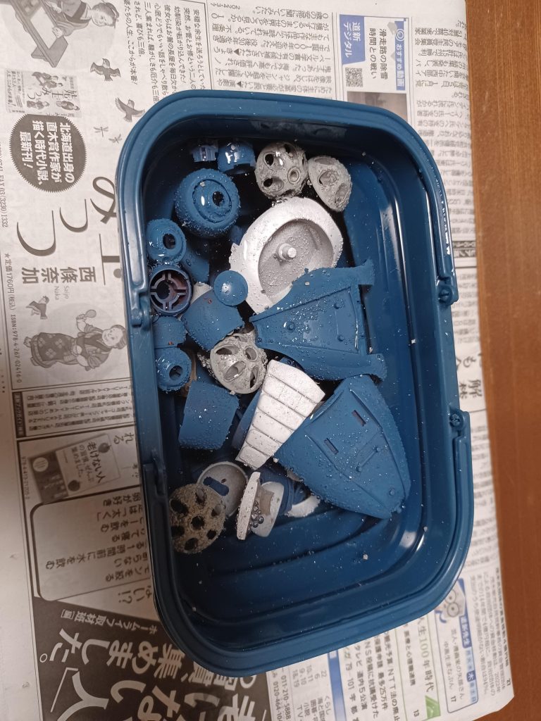 ⑤本塗装が乾燥したらパーツを切り離し、お水にドボ~ン♪⑥20分以上、お水に浸け込んだら塗装がポロポロっと剥がれるので、歯ブラシやワイヤーブラシで塗装を剥がす。(この行程が一番楽しく、ドキドキする瞬間♪)
