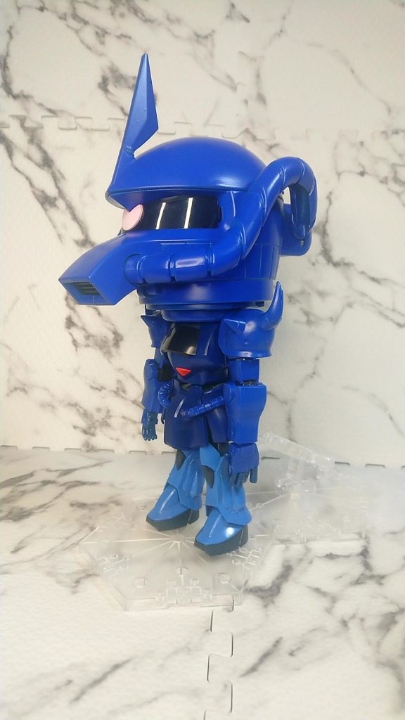 胴体はMGで脚はHG、頭はカー用品でお馴染みセイワの灰皿を使ってグフプラくんを作ってみました。