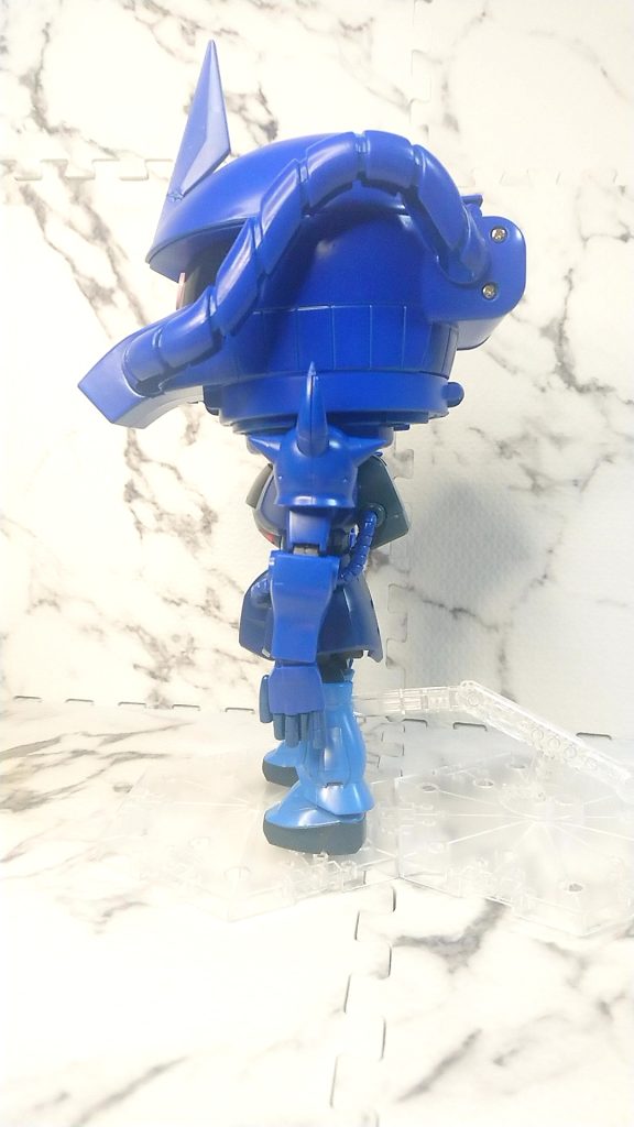 HGの脚は短足感を出すために太ももは外し、太ももの代わりにSEED系のMGを作ると余る長方形のポリキャップで接続しています。そしてHGの脚を強調したいので塗装はせずにあえて水色のまま取り付けました。頭をそのまま載せると肩に乗っかってしまい隙間が出来てしまうので、クレオスMＳブルーのスプレー缶のキャップをカットし隙間埋めをしてみました。