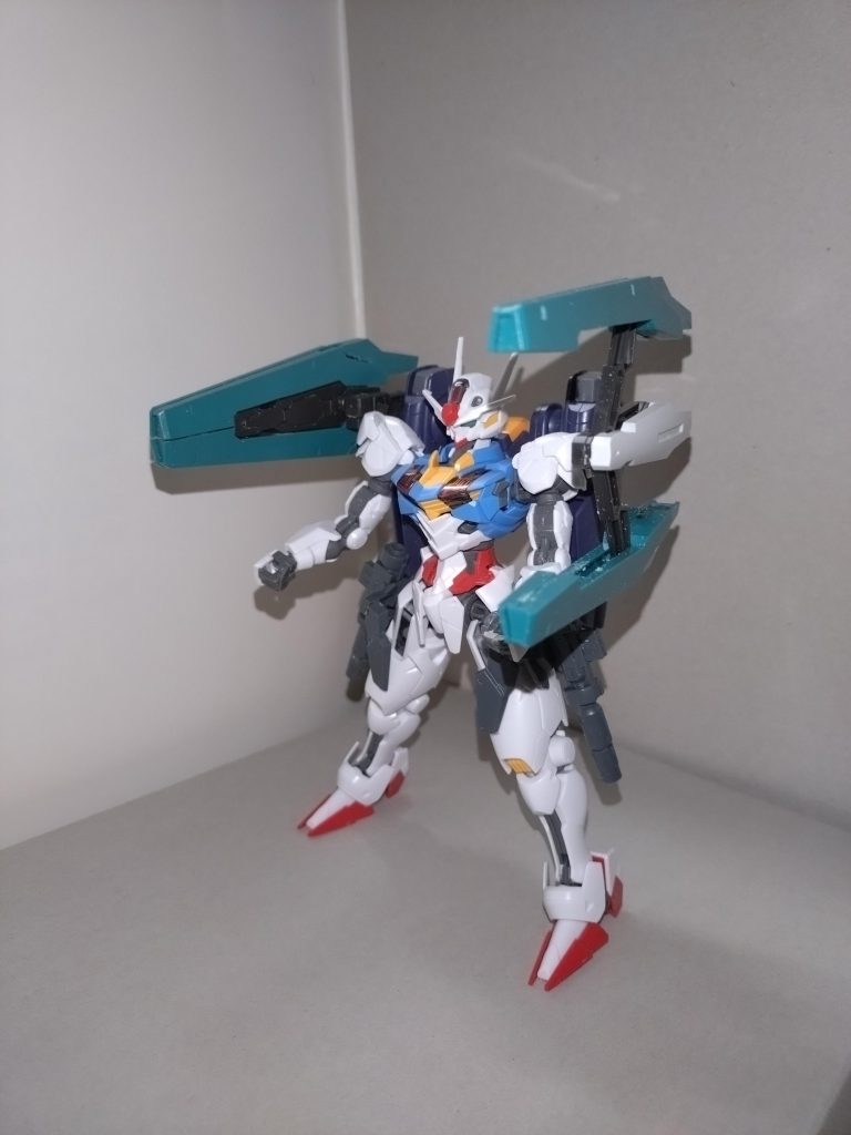 フェイズドアレイキャノン本機のメイン装備。飛行時に主翼として使うことも可能だが、その際はロックがかかり、発砲不可能になる。薫「千聖はこれをシールドを兼ねて両腕に着けさせようとしたみたいだが、そうすると肩がヘタれてくるし、フライトユニット側面のハードポイントに着けさせてもらったよ」