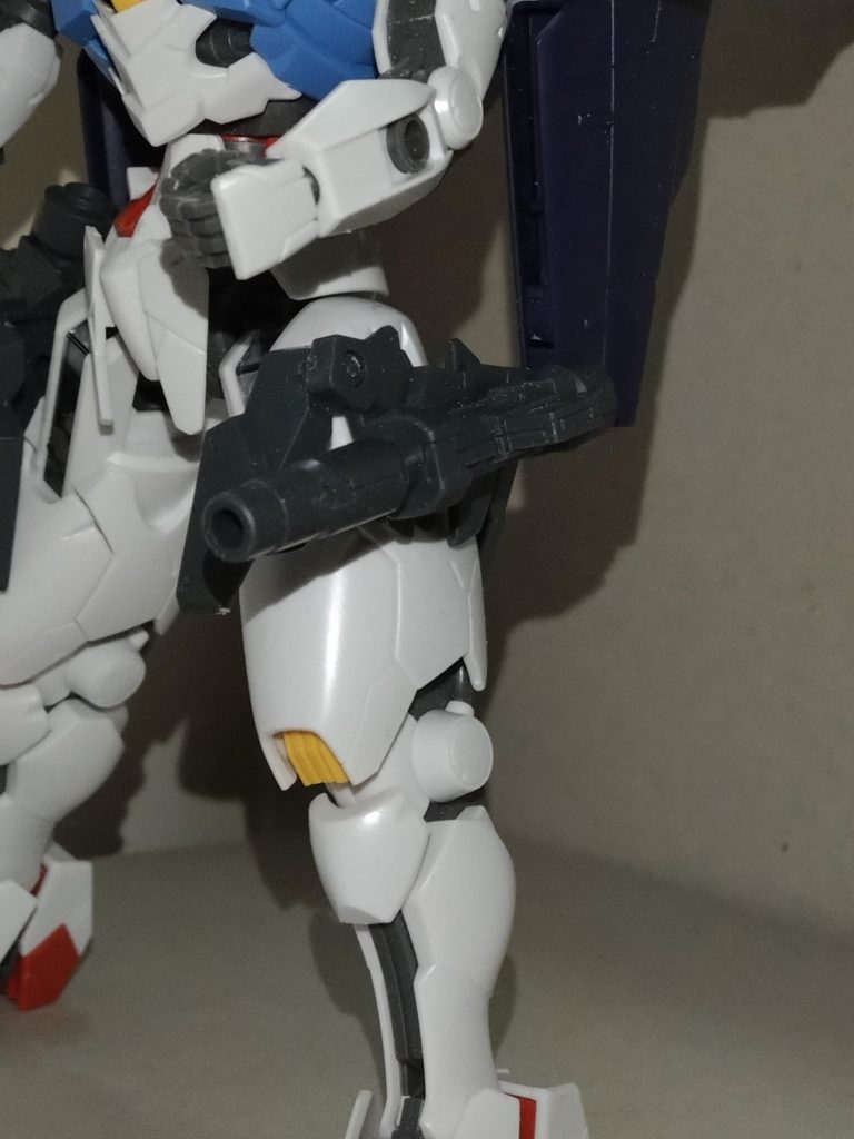 短砲身レールガン大腿部の増加装甲に上乗せする形で設けられた実弾兵器。