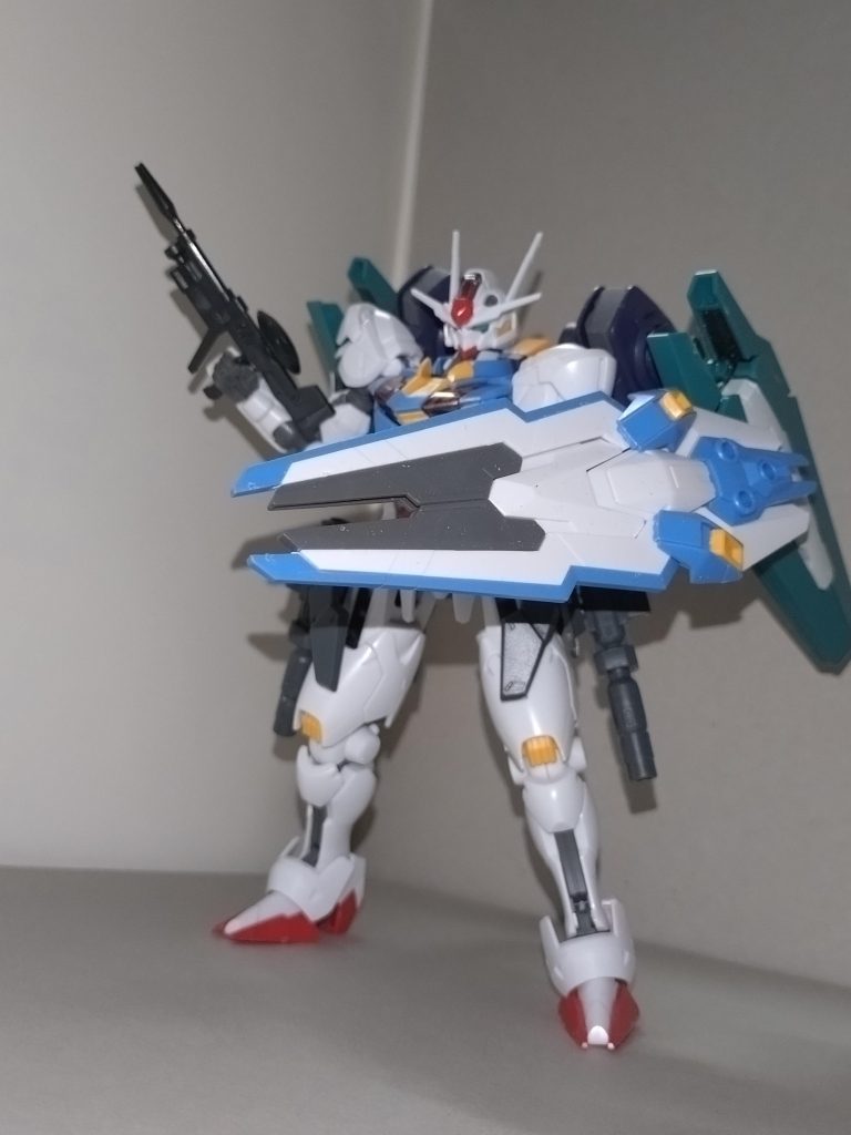 ビーム砲装備シールド原典でのエスカッシャンとは異なり、ビットステイヴに分離する機能はないものの、2門のビーム砲を装備する。フルバースト(※メイン画像参照)でも活躍。