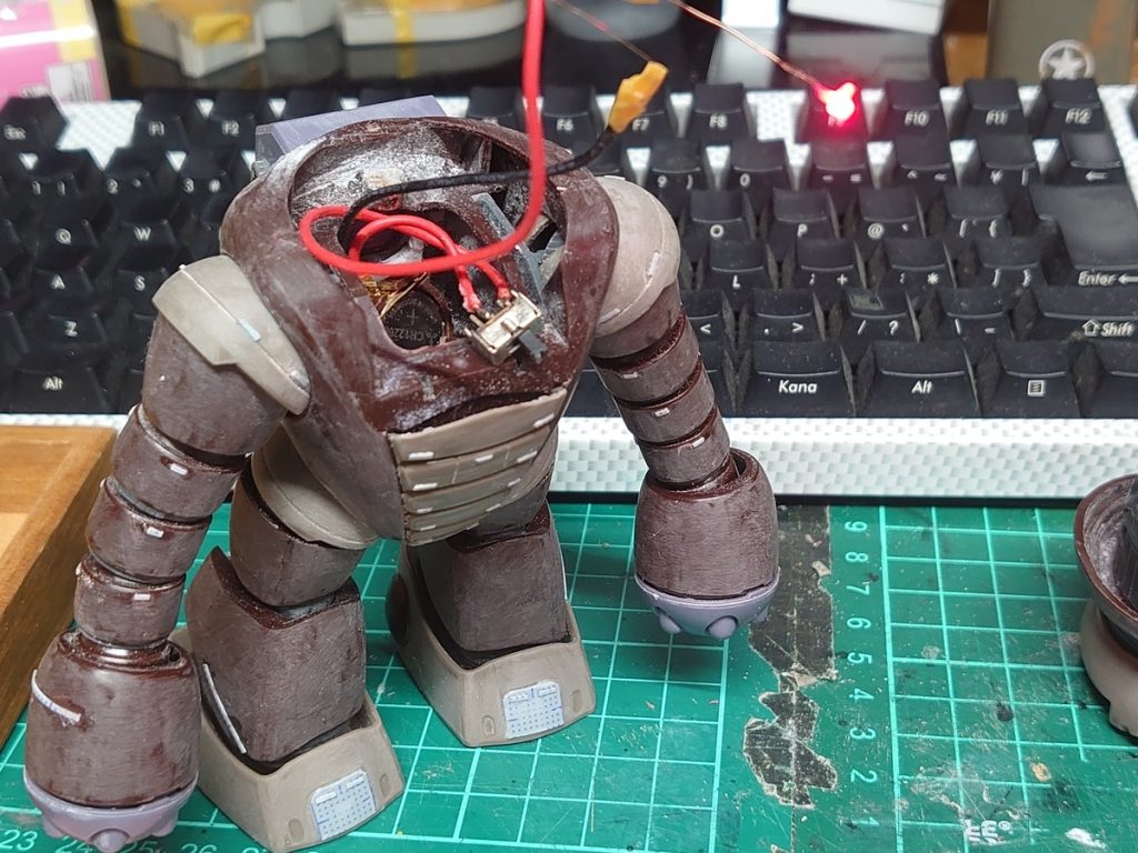 本体モノアイのスイッチと電源は腹部に格納。マグネットで取り外しパかっとシステムです。